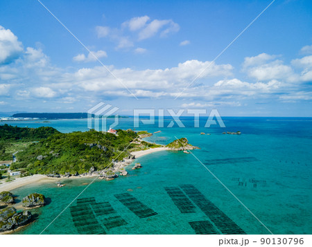 【空撮画像・沖縄】浜比嘉島シルミチュー公園からムルク浜ビーチを航空撮影 90130796