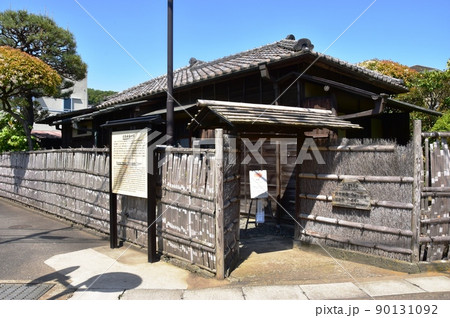 神奈川県大磯町　旧島崎藤村邸の冠木門と新緑 90131092