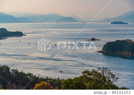 (岡山県)早朝の瀬戸内の海 漁をする漁船・船団 (岡山県)早朝の瀬戸内の海 漁をする漁船・船団 90131252