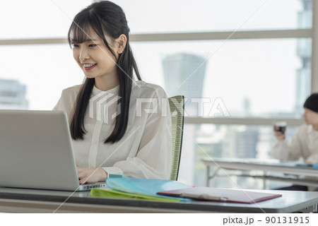 若い女性のカジュアルビジネスイメージ 若い女性のカジュアルビジネスイメージ 90131915