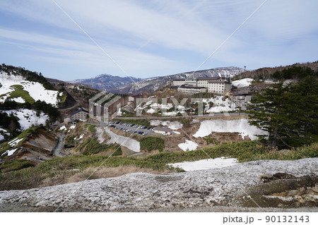 群馬県　万座温泉　後方の山は、四阿山付近　2022年4月25日撮影 90132143