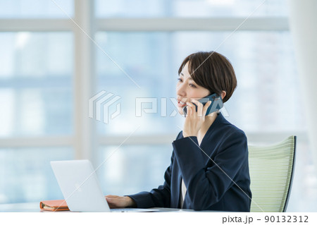 通話中のキャリアウーマン 90132312