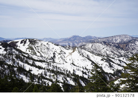 志賀草津高原ルート　渋峠スキー場付近から四阿山方面を見る　2022年4月25日撮影 90132578