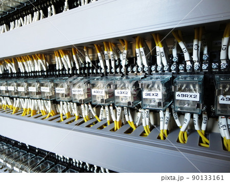 複数のリレー類が配置されている機器盤 90133161