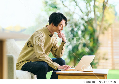 PC 男性　若い　20代　30代 90133930