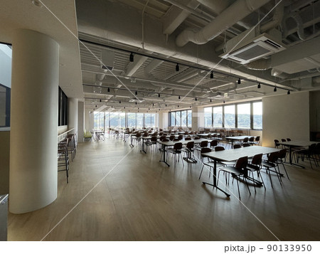 綺麗で新しい会社の社員食堂 90133950