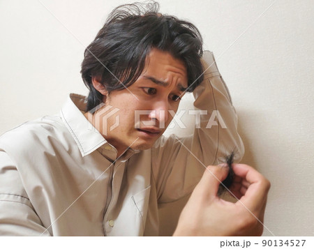 抜け毛で落ち込む男性 抜け毛で落ち込む男性 90134527