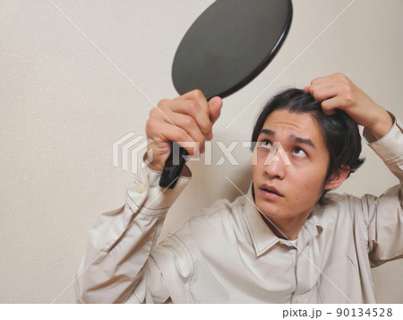 薄毛を気にする男性 90134528