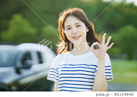 車を運転する若い女性 車を運転する若い女性 90134640