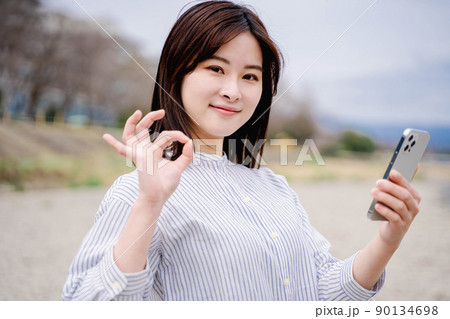 若い女性の屋外ポートレート スマホ 若い女性の屋外ポートレート スマホ 90134698