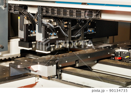 Electronic planer mechanism of an automatic woodworking machine. 90134735