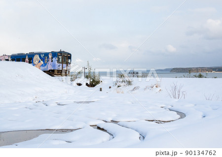 【のと鉄道】雪景色を駆ける列車 90134762