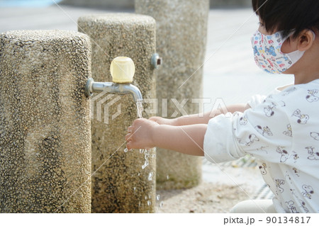 手洗 手洗い 手を洗う 90134817