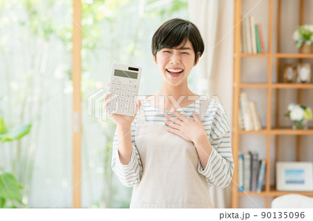 電卓を持つ若い女性 90135096