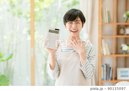 電卓を持つ若い女性 90135097
