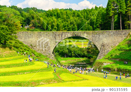 通潤橋「秋晴れを背景に通潤橋・棚田・観光客風景」(秋)日本・九州・熊本県山都町矢部町 通潤橋「秋晴れを背景に通潤橋・棚田・観光客風景」(秋)日本・九州・熊本県山都町矢部町 90135595