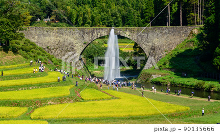 通潤橋「秋晴れを背景に通潤橋放水・棚田風景」(秋)日本・九州・熊本県山都町矢部町 90135666