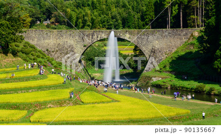 通潤橋「秋晴れを背景に通潤橋放水・棚田風景」(秋)日本・九州・熊本県山都町矢部町 90135667
