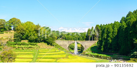 通潤橋「秋晴れを背景に通潤橋放水・棚田風景」(秋)日本・九州・熊本県山都町矢部町 通潤橋「秋晴れを背景に通潤橋放水・棚田風景」(秋)日本・九州・熊本県山都町矢部町 90135692