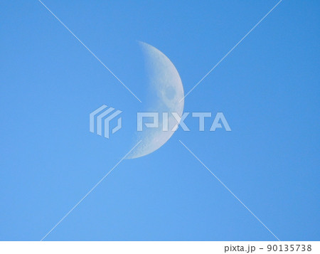 昼の三日月 90135738