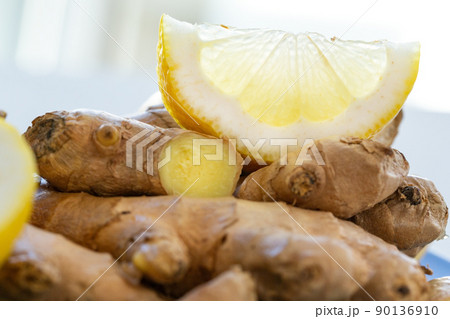 Ginger roots and lemon slices macro, copy space 90136910
