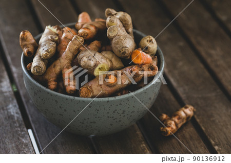 Turmeric roots in bowl 90136912