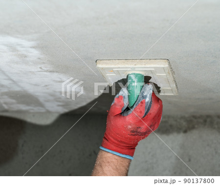 Rubbing fresh lime plaster with a moisture-absorbing sponge to level the wall. Rubbing fresh lime plaster with a moisture-absorbing sponge to level the wall. 90137800