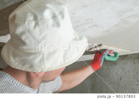 Leveling of lime plaster with a grater with a moisture-absorbing sponge. 90137803
