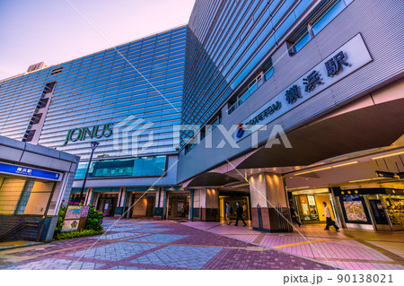 日本の東京都市景観　朝の横浜駅前や横浜市営地下鉄ブルーライン横浜駅出入口を望む 90138021