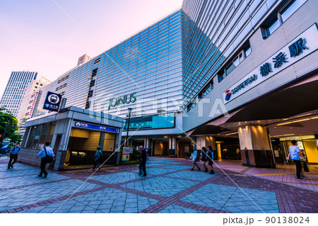 日本の東京都市景観　朝の横浜駅前や横浜市営地下鉄ブルーライン横浜駅出入口を望む 90138024