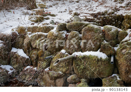 山の中腹にある川の源流（矢作川源流、茶臼山　愛知県 豊根村） 90138143