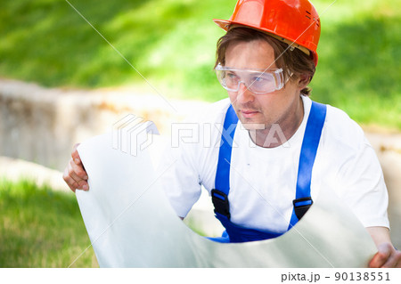 engeneer looking at the construction project 90138551