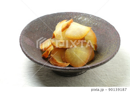 市販の沢庵を燻製にした自家製いぶりがっこの皿盛 90139187