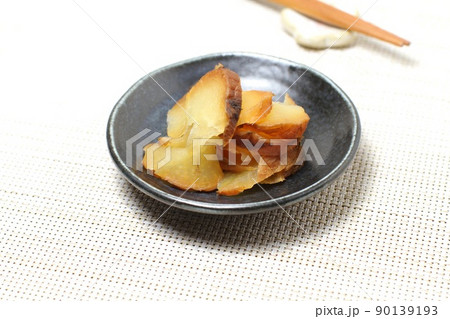 市販の沢庵を燻製にした自家製いぶりがっこの皿盛 90139193