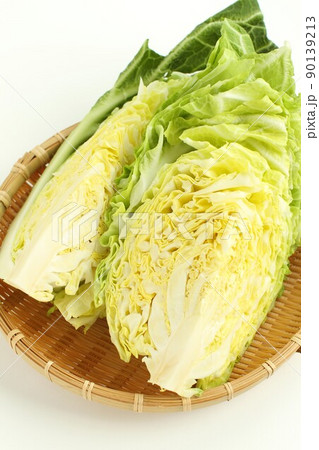 四分の一にカットしたやわらかい春キャベツ二つ,ザル盛り 四分の一にカットしたやわらかい春キャベツ二つ,ザル盛り 90139213