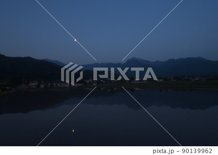 北杜市白州町、有明の月映す田植え待つ水田 90139962