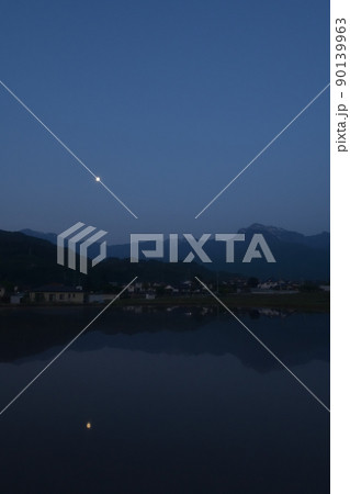 北杜市白州町、有明の月映す田植え待つ水田 90139963