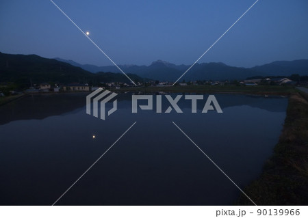 北杜市白州町、有明の月映す田植え待つ水田 90139966