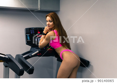 Athletic strong attractive woman in the gym, training and smiling 90140065
