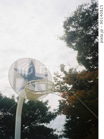 フィルムカメラで撮影した公園のバスケットゴール 90140825