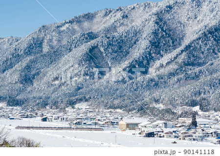 【高山本線】雪の宮村の大カーブを通過する列車 【高山本線】雪の宮村の大カーブを通過する列車 90141118