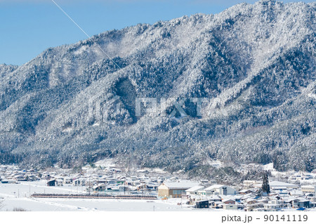 【高山本線】雪の宮村の大カーブを通過する列車 【高山本線】雪の宮村の大カーブを通過する列車 90141119