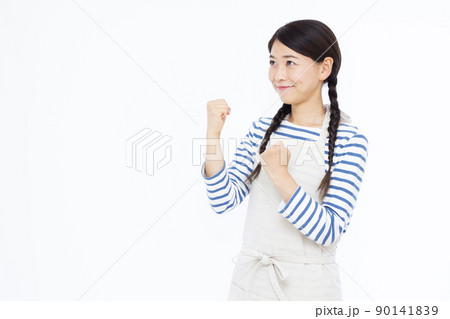 ガッツポーズをしている30代の主婦 ガッツポーズをしている30代の主婦 90141839