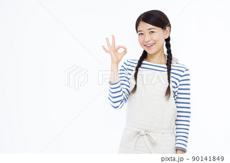 OKサインをしている30代の主婦 OKサインをしている30代の主婦 90141849