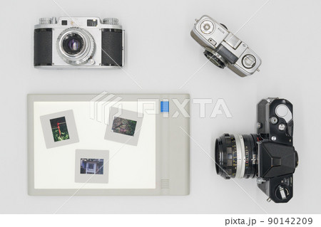 古いカメラとスライドフィルムを確認するライトボックス 古いカメラとスライドフィルムを確認するライトボックス 90142209