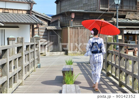 小江戸佐原の町並みを散歩する浴衣を着た若く美しい女性の後ろ姿 小江戸佐原の町並みを散歩する浴衣を着た若く美しい女性の後ろ姿 90142352