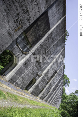 〔福井県大野市・5月〕進撃の巨人を彷彿とさせる巨大な壁　黒谷の防雪壁 90143707