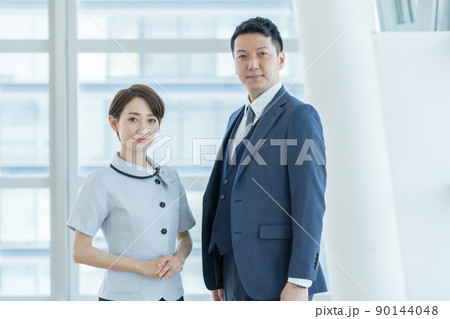 爽やかなスーツ姿の男性と素敵なアシスタントの女性 90144048