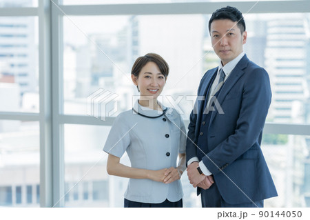 爽やかなスーツ姿の男性と素敵なアシスタントの女性 爽やかなスーツ姿の男性と素敵なアシスタントの女性 90144050