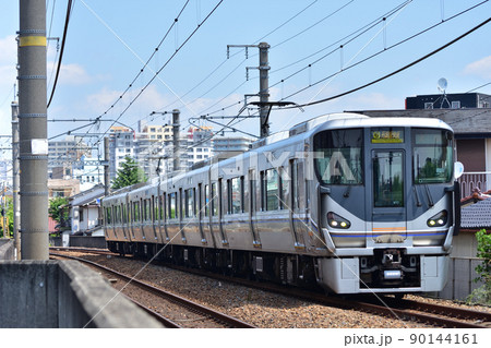 大阪へ向かうJR宝塚線快速 225系6000番台の写真素材 [90144161